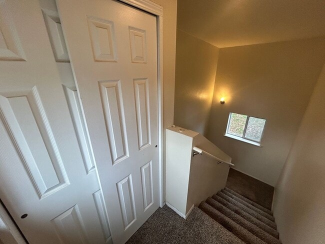 Building Photo - Great Location! 3 bed/ 1BA W/ Garage in Tacoma! 50% Off Rent during your second month!