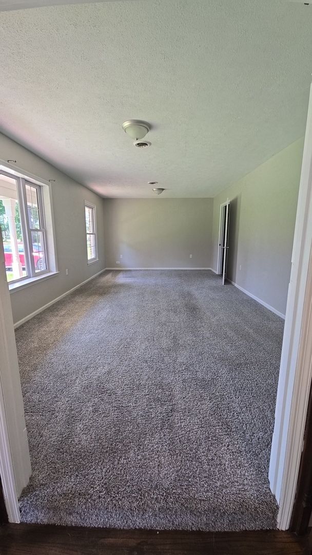 Building Photo - 985 Pineland Ave
