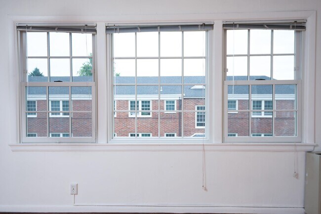 Building Photo - 1 Bedroom Top Floor in Beautiful Courtyard