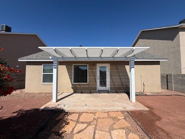 Building Photo - 3 Bedroom Single Story Home Available Near McMahon Blvd NW & Kayenta St NW!