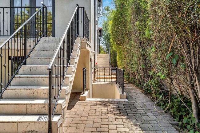 Building Photo - GORGEOUS 7 BED 6.5 BATH FOR LEASE IN BEVER...