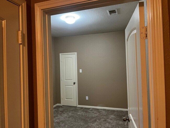 Building Photo - 23706 Red Glade Ct
