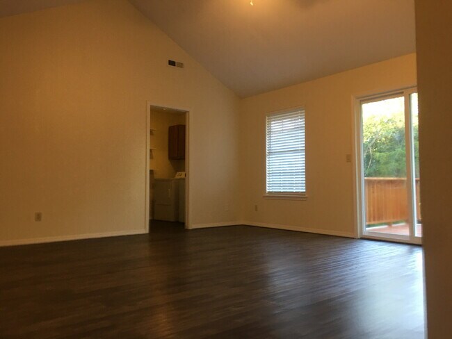 Building Photo - "Cozy 3-Bedroom Fayetteville Home with Mod...