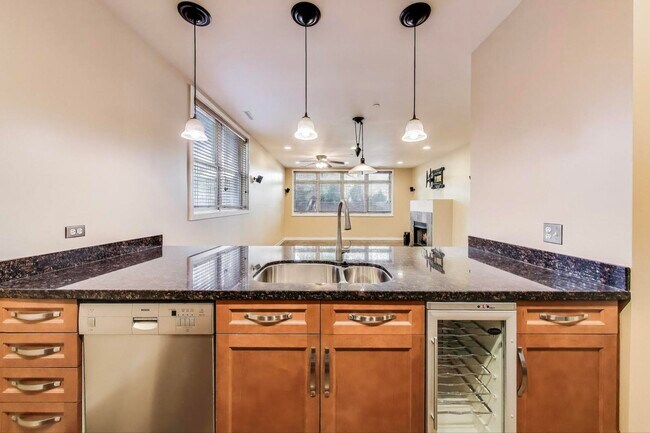 Building Photo - 421 S Ridgeland Ave