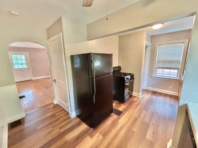 Building Photo - 3b /1 ba House on Berry Blvd - Fenced, Basement, Pets OKAY!