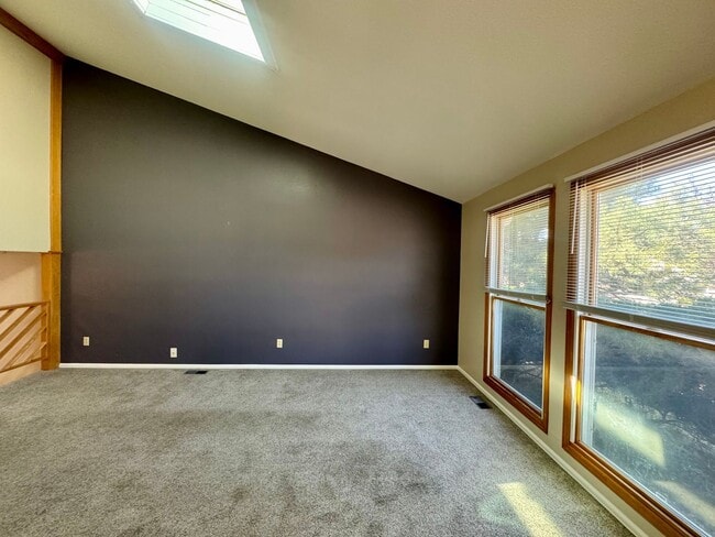 Building Photo - 4 Bedroom Home in Villa Loma-Available NOW