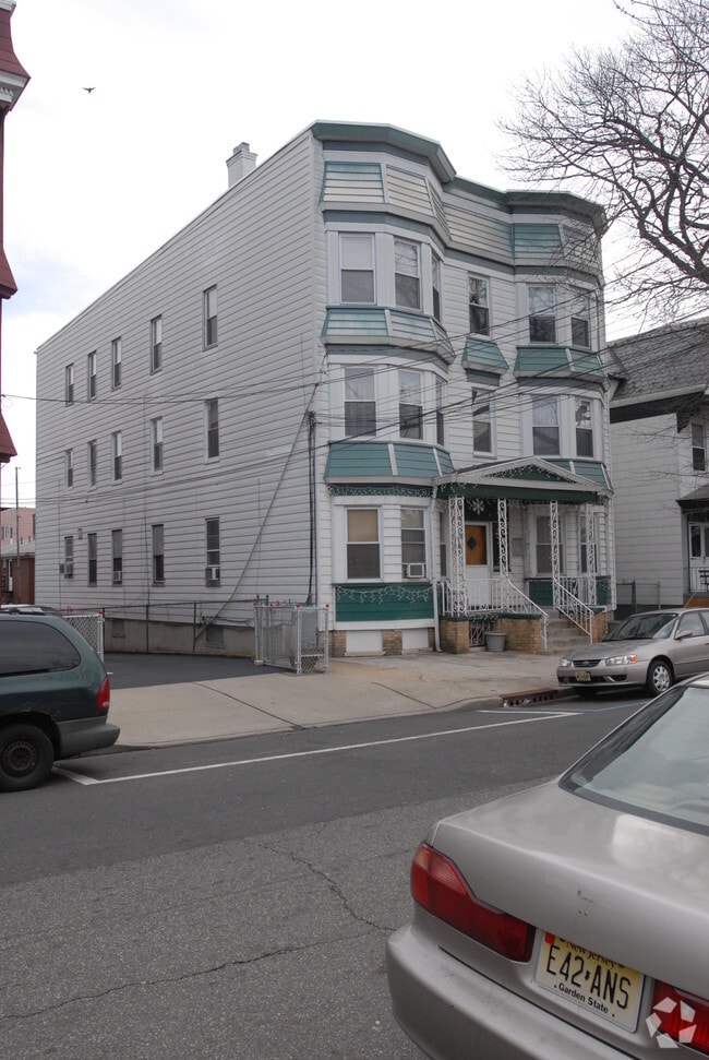 Building Photo - 178 Devon St