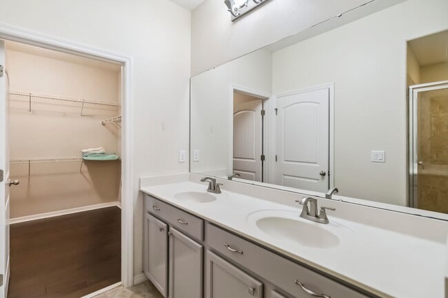 Building Photo - Beautiful 4/2.5 Townhome for Rent in Harmo...