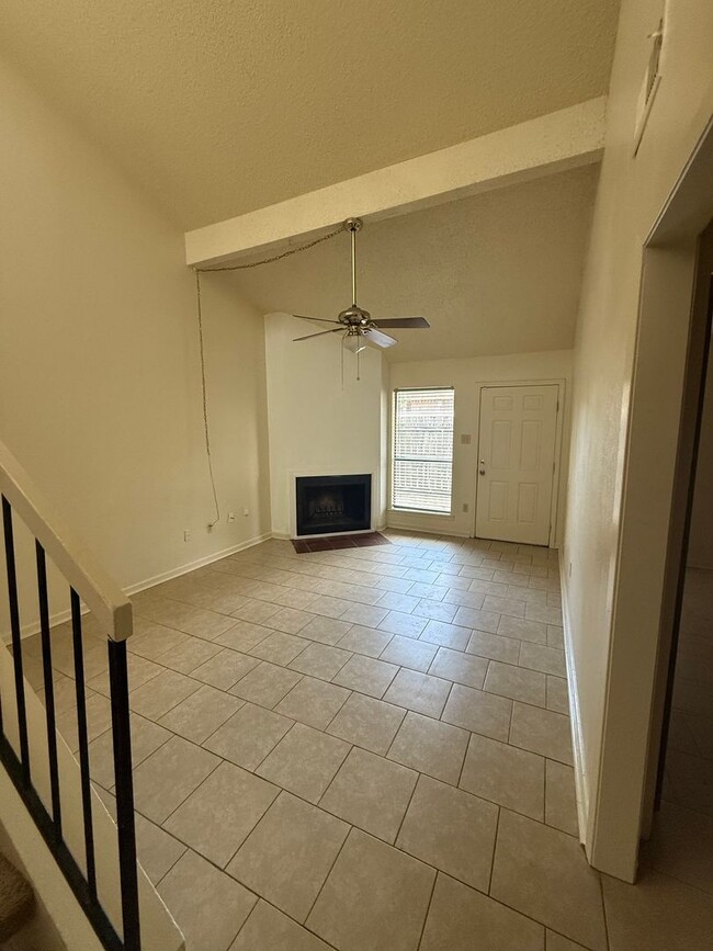 Building Photo - 3bd 2BA Townhouse