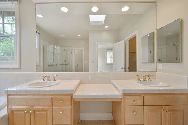 Building Photo - Luxury 4 bedroom/3 bathroom home in Menlo ...