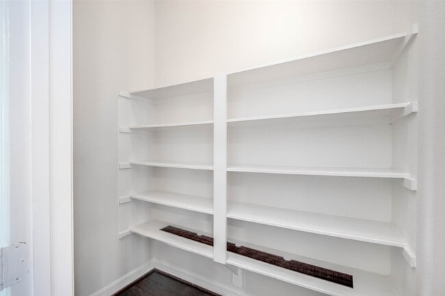 Building Photo - 2710 Shadybrook Meadow Dr