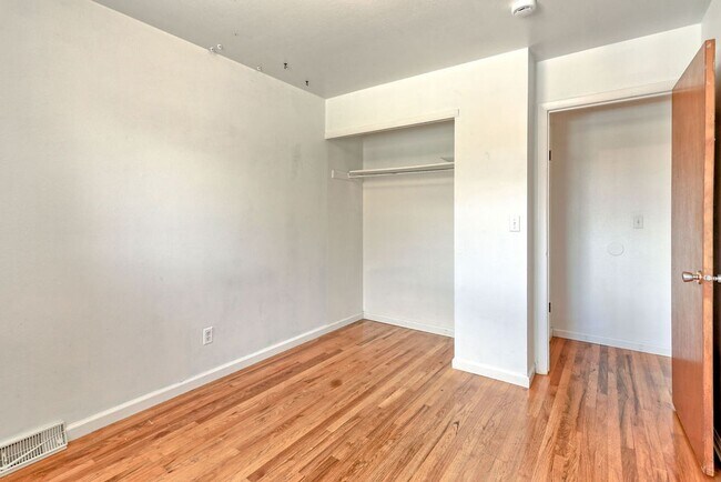 Building Photo - Students Welcome! Great Location!