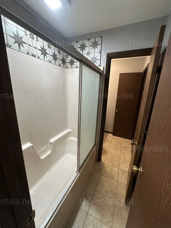 Building Photo - $1545 - 2 bed 1.5 bath - Duplex located in Riverside