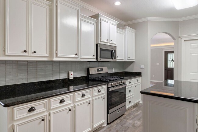 Building Photo - ***First Month FREE*** 3 bed 2 bath House