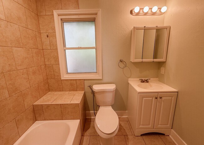 Building Photo - $500 OFF FIRST MONTHS RENT | Duplex in OKC!