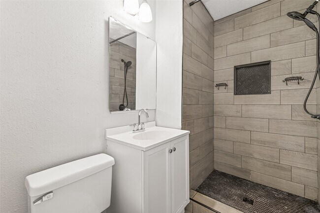 Building Photo - 1230 Shadowdale Dr