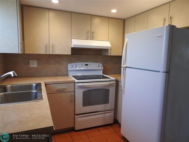 Building Photo - 2711 NE 49th St