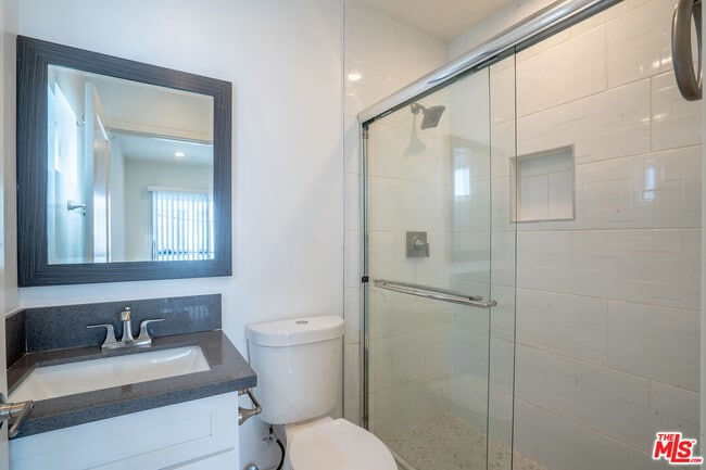 Building Photo - 608 1/2 N Gramercy Pl