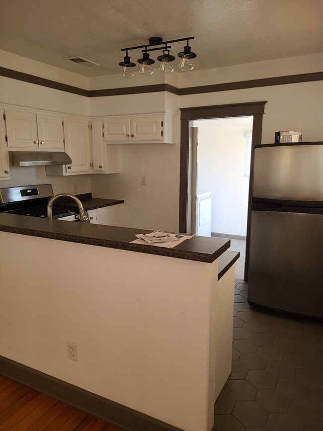 Building Photo - 2BR/2BA Apartment Near UNM/Presbyterian CO...