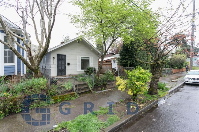 Building Photo - Gorgeous Bungalow in Mississippi Corridor!