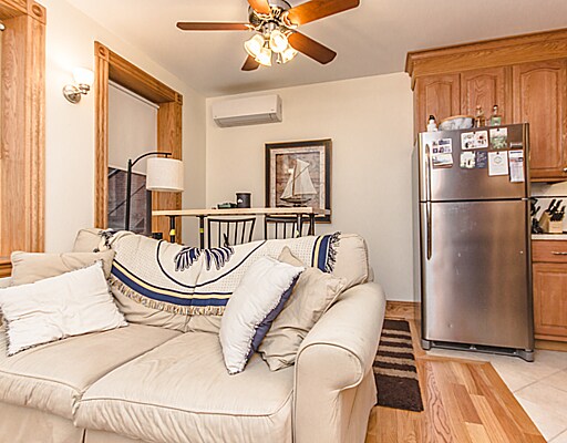 Building Photo - 137 Charles St