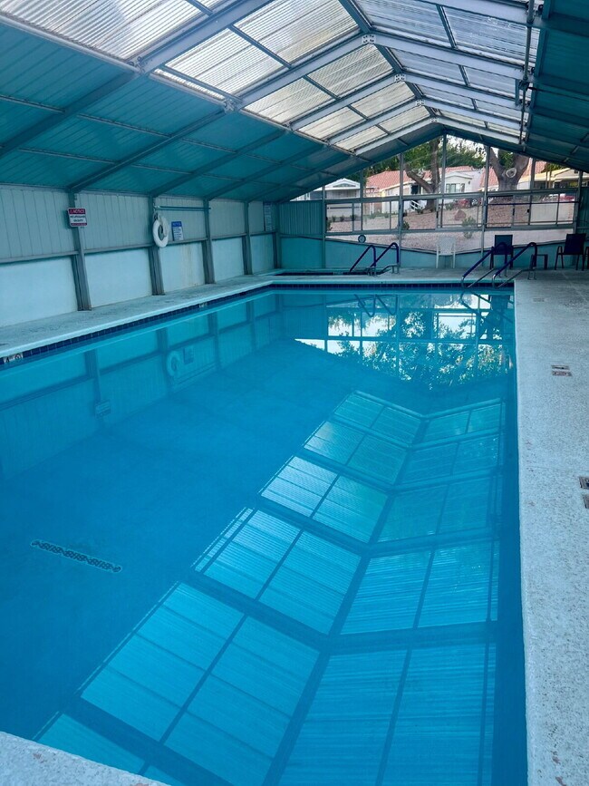 Building Photo - Kings Row #25  Washington 1 Bed 1 Bath  55...