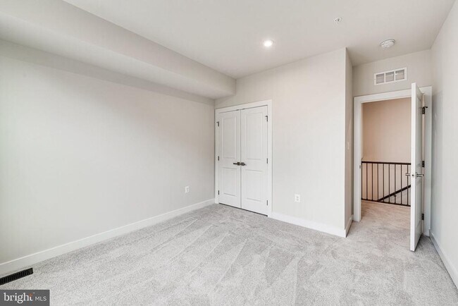 Building Photo - 14055 Sunrise Valley Dr