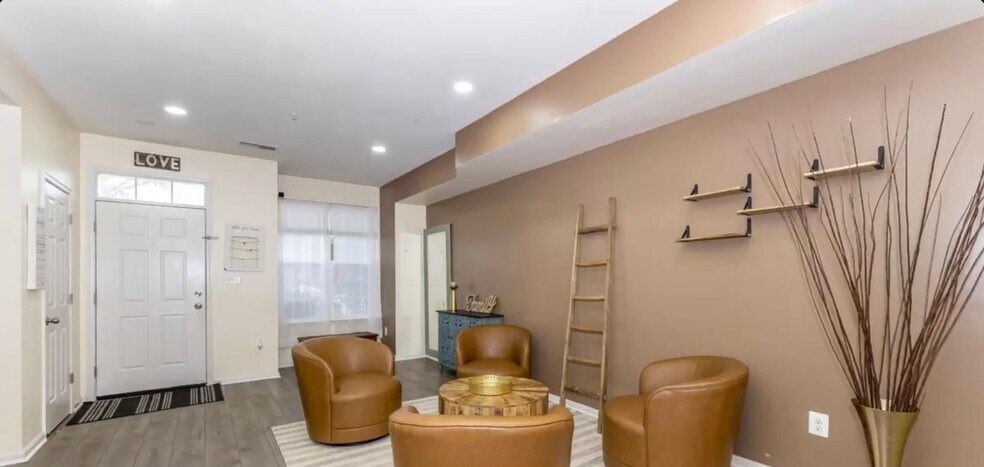 Building Photo - 639 Tivoli Rd