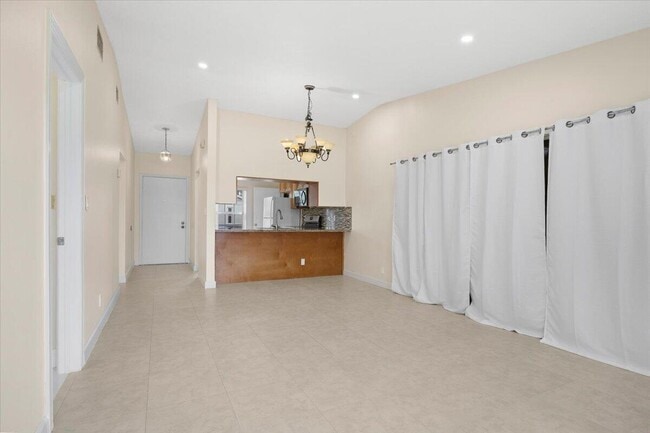 Building Photo - 5540 Lakewood Cir S