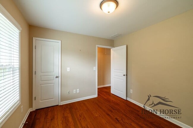 Building Photo - 285 Finch Way