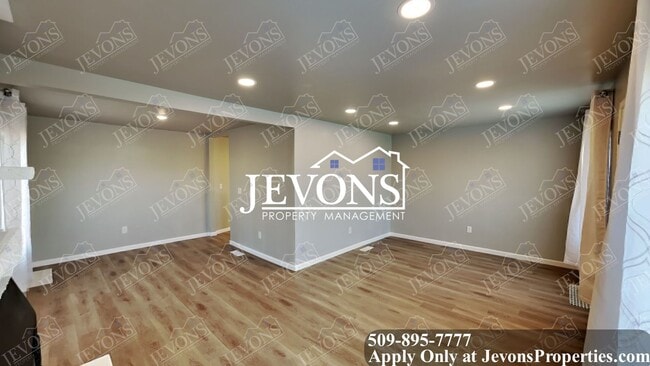 Building Photo - Explore this attractive property in Yakima with 3 bedrooms and 1 bathroom