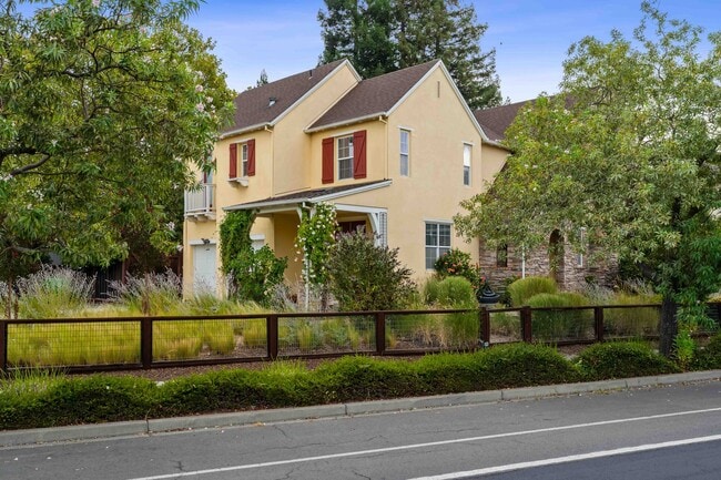 Building Photo - Spacious 3 Bedroom, 3 Bathroom Home with P...
