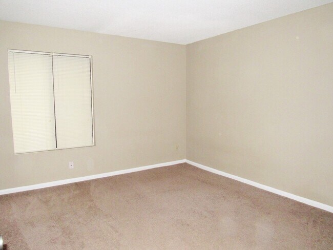 Building Photo - 341 Beverly St