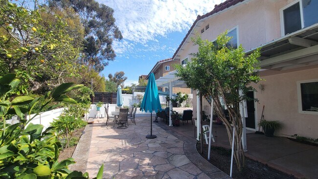 Building Photo - 4 bedrooms and 2.5 bathrooms House in Ranc...