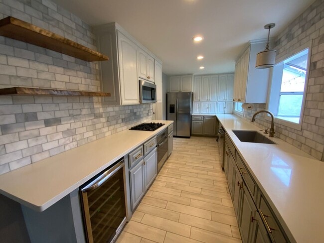 Building Photo - Spacious 3BD Home with Large Backyard, Quartz Counters & 2-Car Garage