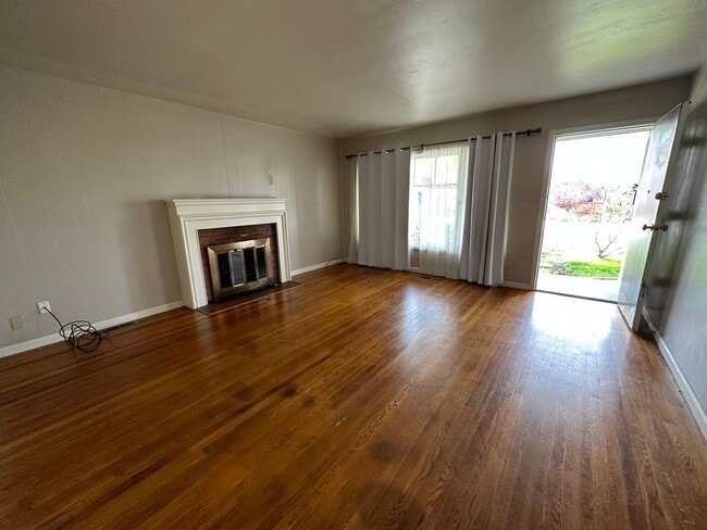 Building Photo - 3 Bed/1 Bath Home with Yard in Tahoe Park