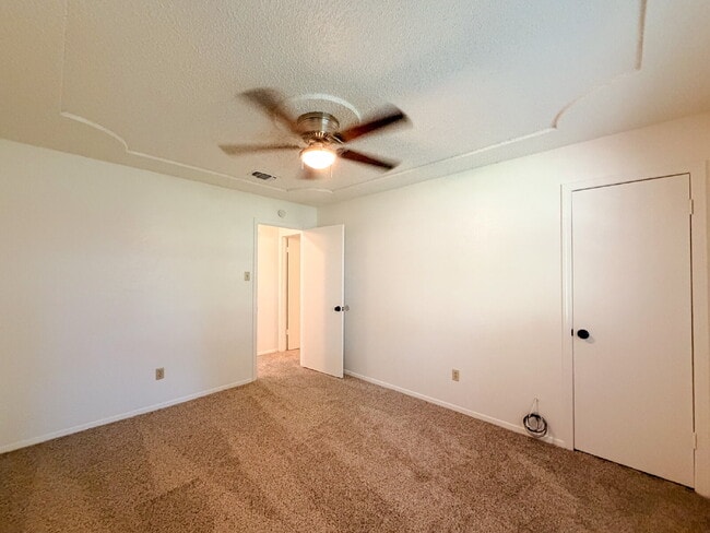 Building Photo - 3 Bedroom, 2 Bath Home in Burleson - Great Location!