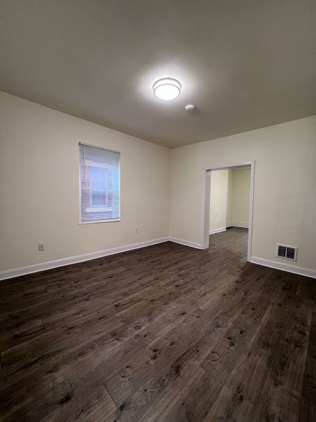 Building Photo - Updated 4BR 1.5 bath home with rear parking!