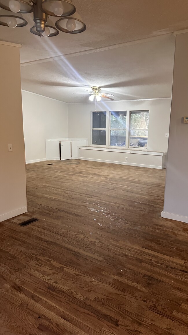 Living area from kitchen - 110 Key Rd