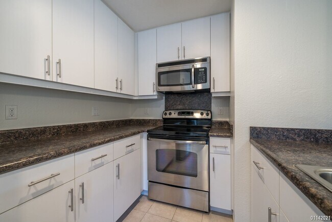 Building Photo - Available April 1st!  2 bedroom 2 bath ground floor unit at Crosspointe
