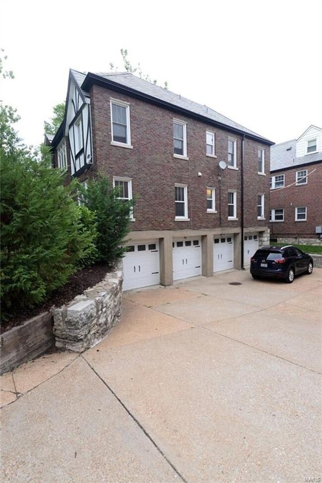 Building Photo - 7572-74 York