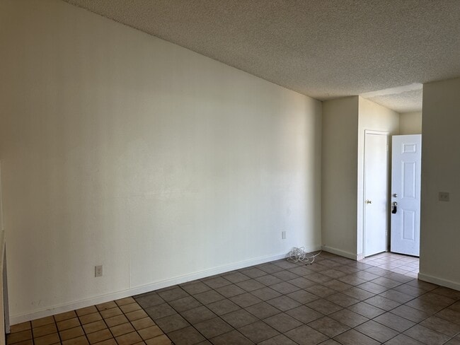 Building Photo - Stockton 2 Bedroom 1 Bathroom Duplex