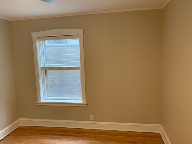 Building Photo - 2046 W Farragut Ave