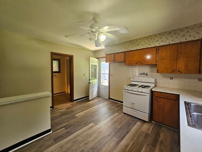 Building Photo - Kent 2 Bedroom 1 Bath Duplex