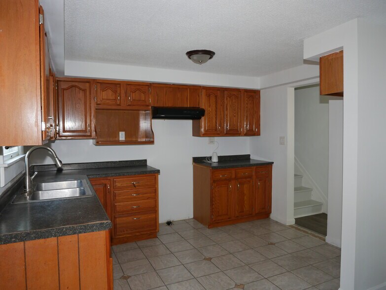 Building Photo - 8945 Mariposa Dr