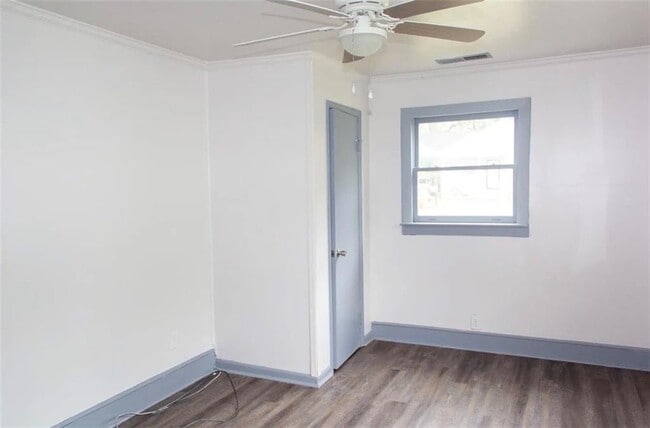 Building Photo - 2418 Crestview Ave