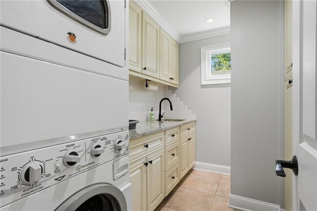 Building Photo - 1180 St Andrews Cir