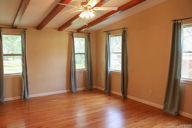 Building Photo - 539 Woodcrest Dr
