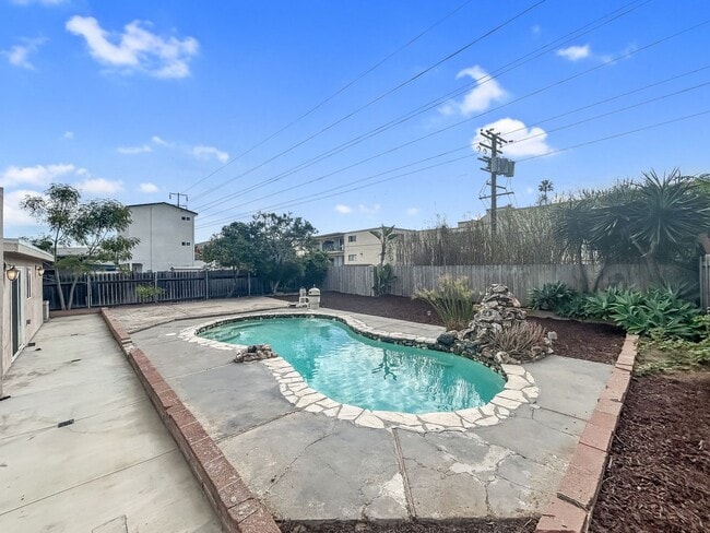 Building Photo - Beautiful 3B/2BA w/ Updated Kitchen and Pool in Clairemont!