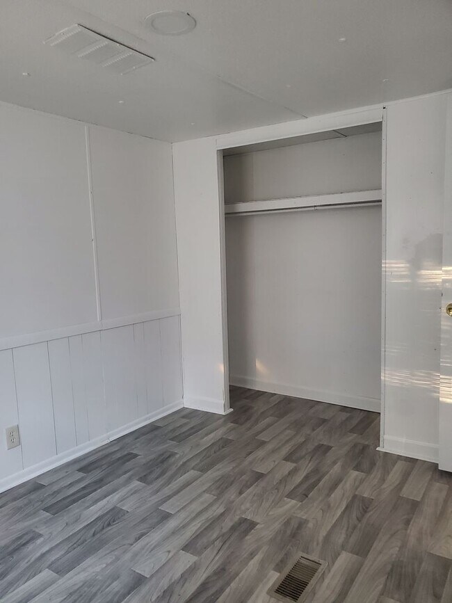 Building Photo - Newly Renovated Mobile Home